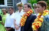 Le Premier ministre Manuel Valls (2e à d) et la ministre des Outre-mer George Pau-Langevin, lors de la cérémonie d'accueil à Hienghene en Nouvelle-Calédonie le 30 avril 2016