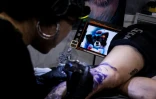 Plus de 100 tatoueurs sont présents à la 7e Foire du tatouage de Hong Kong, en Chine, jusqu'à dimanche