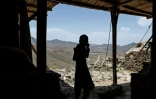 Un taliban marche le 17 mai 2022 près de l'ancienne cité bouddhiste millénaire Mes Aynak dans l'est de l'Afghanistan