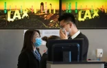 Membres d'une compagnie aérienne protégés par un masque à l'aéroport international de Los Angeles, le 29 janvier 2020
