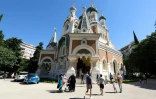 Des fidèles arrivent à la cathédrale orthodoxe Saint-Nicolas de Nice, le 17 juillet 2016, pour assister à une messe dominicale célébrée à l'intention des victimes de l'attentat du 14-juillet