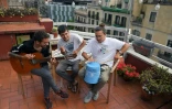 Rai, Klaus et Guillem, des Stay Homas, sur la terrasse de leur appartement, à Barcelone le 13 mai 2020