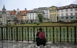 Un homme photographie le centre de données au style européen de l'entreprise technologique chinoise Huawei, situé dans la nouvelle zone de Guian, à Guiyang,d ans la province du Guizhou, le 24 juillet 2026 dans le sud-ouest de la Chine