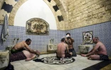 Des hommes se lavent au hammam El-Qawwas, un bain turc traditionnel à Alep, dans le nord de la Syrie, le 16 décembre 2021