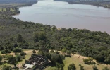 Vue aérienne du château de San Carlos sur les rives du fleuve Uruguay, près de Concordia, le 29 août 2023 en Argentine