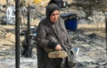 Une Palestinienne récupère des objets après un raid israélien à Rafah, dans le sud de la bande de Gaza, le 29 juin 2024