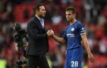 Le nouvel entraîneur de Chelsea Frank Lampard avec son capitaine Cesar Azpilicueta après la défaite face à Manchester United, le 11 août 2019 à Old Trafford