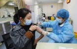 Vaccination avec le vaccin chinois contre le Covid-19 de CNBG, filiale de Sinopharm, Ă Hangzhou, en Chine, le 28 mars 2021