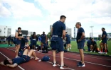 Le sélectionneur du XV de France, Jacques Brunel (d), discute avec le deuxième ligne Bernard Le Roux avant un entraînement de l'équipe au Suizenji Athletic Field de Kumamoto, le 24 septembre 2019