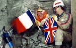 Les ouvriers français Philippe Cozette (d) et anglais Graham Fagg (g) se serrent la main, lors de la percée finale du tunnel sous la Manche, le 1er décembre 1990