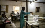 Un homme vote lors des élections législatives au Sénégal, dans le village de pêcheurs de Ndayane le 17 novembre 2024