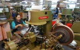Des employés de la fabrique de cigares de J.C. Newman, travaillent sur des machines très anciennes, à Tampa en Floride le 21 avril 2016
