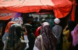 Des proches des élèves disparus regardent une retransmission en direct de l'opération de sauvetage près de l'internat islamique effondré d'Al Khoziny, à Sidoarjo, dans l'est de Java, le 6 octobre 2025 en Indonésie