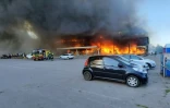 Un centre commercial en feu à Krementchouk, dans le centre de l'Ukraine, après une frappe russe le 27 juin 2022
