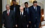 Le président tunisien Beji Caid Essibsi (C) et le Premier ministre Habib Essid le 25 novembre 2015 au palais de Carthage à Tunis