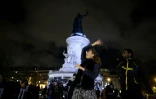 Des Parisiens dansent le 20 novembre 2015 sur la place de la République, en hommage aux victimes des attentats qui ont eu lieu il y a eu une semaine