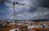 Une grue de construction à Lisbonne, le 9 mai 2025 au Portugal