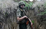 Un soldat ukrainien dans une tranchée entre les villes de Mykolaïv et Kherson, le 12 juin 2022