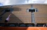 Alexander Zverev au service huitièmes de finale de Roland-Garros sur le court Suzanne-Lenglen sans public le 4 octobre 2020 à Paris