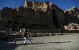 De jeunes Hazaras jouent au cricket près du site où se dressaient les statues de Bouddha géantes détruites par les talibans en 2001, dans la vallée de Bamiyan en Afghanistan le 4 mars 2021