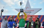 Nicolas Bazire, vainqueur avec Davidson du Pont du Prix d'Amérique, entouré par le propriétaire du cheval Jean-Yves Rayon (gauche), le second de  de la course, Yoann Lebourgeois (1er droite),  et son père Jean-Michel Bazire (2e droite), à Paris-Vincennes, le 30 janvier 2022 