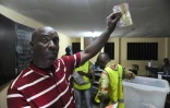 Un électeur gabonais avec son bulletin de vote le 27 août 2016 à Libreville