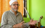 L'artisan Ghulam Mohammad Zaz dans son atelier à Srinagar, le 23 septembre 2025 au Cachemire indien