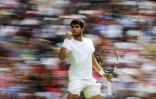 L'Espagnol Carlos Alcaraz réagit après avoir remporté un match contre le Serbe Novak Djokovic lors de la finale du simple messieurs, le dernier jour des Championnats de Wimbledon 2023 au All England Tennis Club de Wimbledon, au sud-ouest de Londres, le 16 juillet 2023.