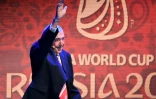 Le légendaire Gordon Banks salue l'assistance à son arrivée au tirage au sort du Mondial-2018 à Moscou, le 1er décembre 2017