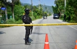 Des soldats thailandais établissent un barrage dans le district de Cho Airong après une série d'attaques incendiaires dans la province méridionale thaïlandaise de Narathiwat, le 23 août 2026