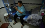 La Péruvienne Zoila Lecarnaque Saavedra, récemment libérée après purgé plus de 8 ans de prison pour trafic de drogue, dans une pension de Hong Kong, le 9 mai 2022
