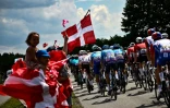 Le peloton du Tour de France lors de la 3e étape de l'édition 2022, le 3 juillet 2022, sur la route entre Vejle et Sonderborg, au Danemark