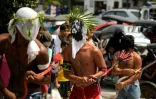 Des hommes torse nus, le visage dissimulé sous un linge, se flagellent le dos le 25 mars 2016 à San Juan aux Philippines 