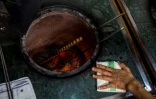 Un plat pakistanais cuisiné dans un four tandoor au restaurant New Punjab Club, le 16 janvier 2019 à Hong Kong