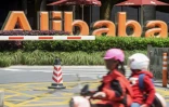 Des passants devant le siège du géant du e-commerce Alibaba à Hangzhou le 26 mai 2022