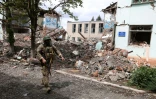 Un soldat ukrainien  dans une rue de Siversk, région de Donetsk (est de l'Ukraine), le 22 juillet 2022
