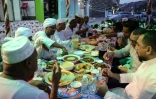 Des Soudanais bloqués, en Arabie saoudite, se retrouvent pour l'iftar collectif, le repas de rupture de jeûne du ramadan, le 27 mars 2024 à Ryad 