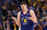 Nikola Jokic des Denver Nuggets impuissant face aux Golden State Warriors en play-off NBA le 18 avril 2022 au Chase Center Ă San Francisco