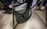 Le sac d'un élève du collège Mark Twain Middle School contenant un étui vérouillé pour son téléphone portable, à Alexandria, le 6 mars 2025 en Virginie