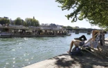 Sur les berges de la Seine, farniente et chaises longues