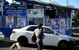 Des affiches du candidat à l'élection présidentielle au Honduras et homme d'affaires de droite Nasry Asfura placardées à Tegucigalpa le 27 novembre 2025