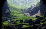 Le 18 janvier 2021, des visiteurs dans la grotte de Son Doong au Vietnam, qui s'élève par endroits à 200 mètres de haut