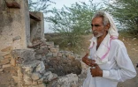 Sardar Meena à côté du puits où trois de ses filles et deux de ses petits-enfants ont été retrouvés morts, le 31 mai 2022 à Dudu, dans l'Etat du Rajasthan, en Inde