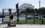 Des clôtures de sécurité installées aux abords du Lincoln Memorial avant la parade militaire organisée samedi à Washington, le 9 juin 2025