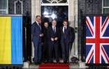 De gauche à droite le chancelier allemand Friedrich Merz, le président ukrainien Volodymyr Zelensky, le Premier ministre britannique Keir Starmer et le président français Emmanuel Macron, devant le 10 Downing Street à Londres le 7 juin 2026