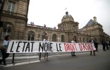 Un collectif de bénévoles d'aide aux migrants a déversé des gilets de sauvetage devant le Sénat pour alerter sur les naufrages en mer et protester contre le projet de loi asile-immigration, le 19 juin 2018 à Paris