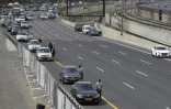 Les automobilistes sont descendus de leur voiture sur une autoroute de la ville israélienne de Tel-Aviv pour observer deux minutes de silence le 2 mai 2019 marquant la journée de la Shoah en mémoire des six millions de victimes juives du nazisme durant la Seconde Guerre mondiale
