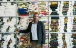 Belhu Belta dans sa boutique de robes et écharpes traditionnelles du quartier Shiromeda à Addis Abeba, le 7 octobre 2025 en Ethiopie