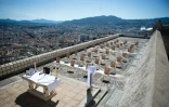 Des chaises espacées avant une messe sur une terrasse de la basilique de Notre-Dame-de-la-Garde à Marseille, le 24 mai 2020