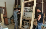 Le menuisier Houssam Obeid se prépare à rouvrir son atelier dans la ville de Saqba, le 13 août 2018